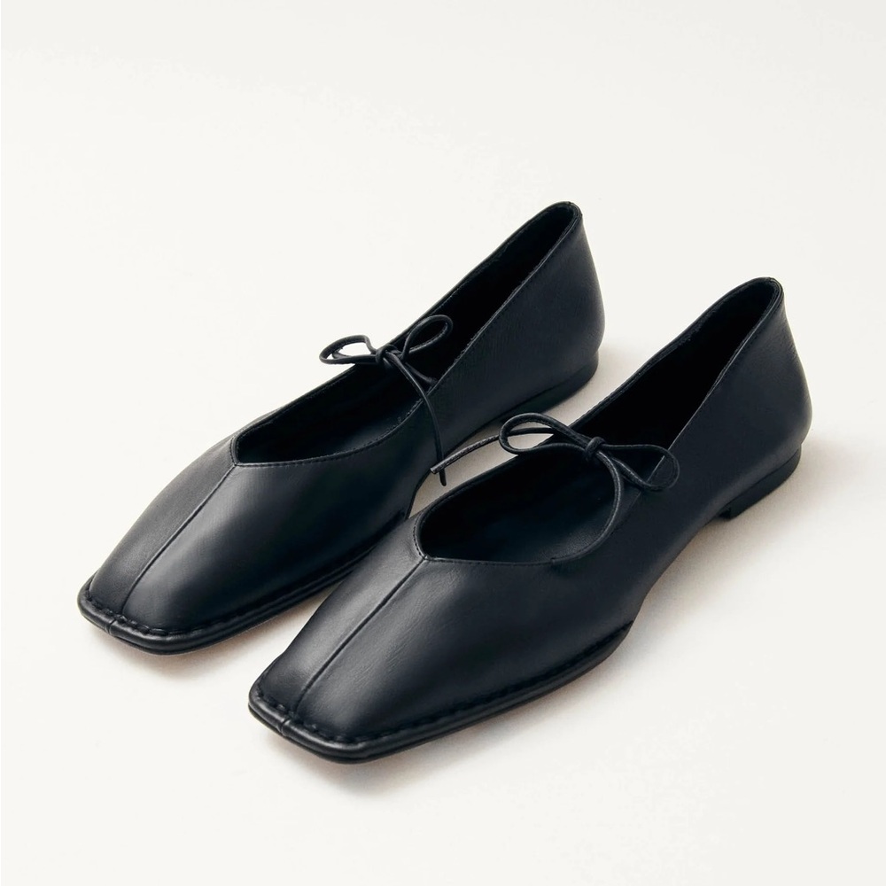 Alohas sway ballet flats in black